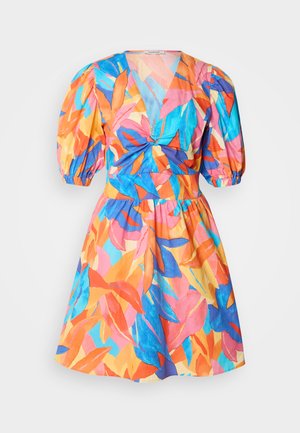 Robe courte colorée avec un décolleté en V plongeant, des manches bouffantes et une taille cintrée. Présente un motif de feuilles tropicales en rose, orange, bleu et vert.