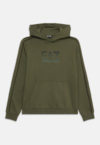 Olivengrønn hettegenser med snøring i hetta, frontlomme og svarte sidestrefker. Har EA7 Emporio Armani-logo i mørk trykk.