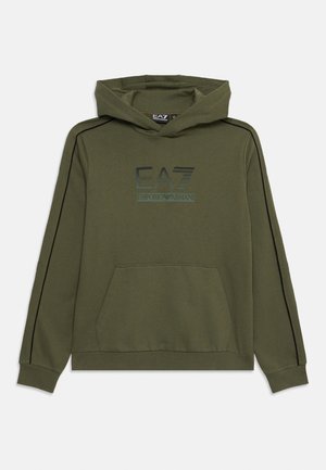 Maslina zeleni dukserica s kapuljačom na vezanje, prednjim kengur džepom i crnim bočnim trakama. Sadrži EA7 Emporio Armani logo u tamnom printu.