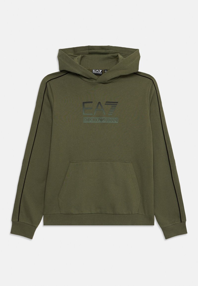 Olivengrønn hettegenser med snøring i hetta, frontlomme og svarte sidestrefker. Har EA7 Emporio Armani-logo i mørk trykk.