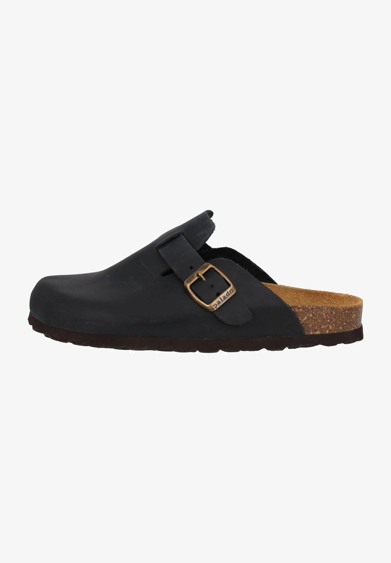 Sabot en cuir noir avec boucle ajustable, semelle en liège et semelle d'usure texturée. Présente un embout arrondi et un dos ouvert pour un enfilage facile.