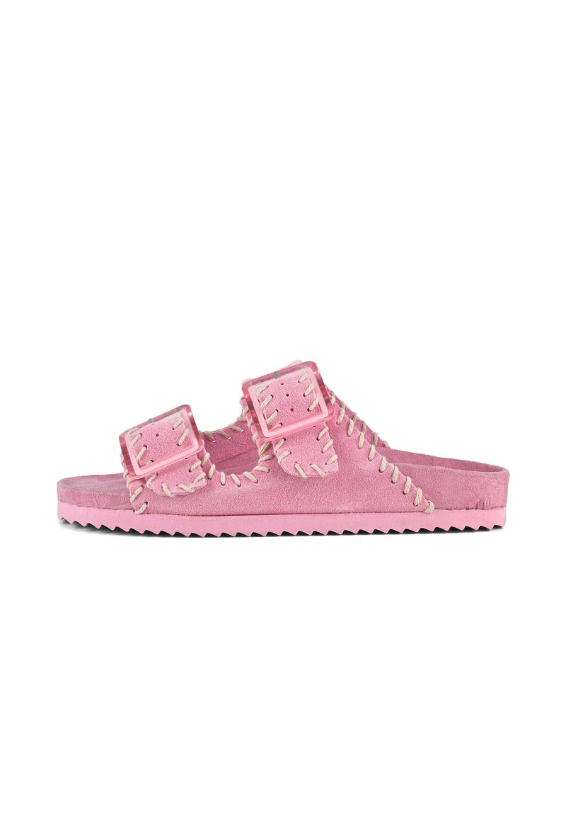 Rosa mocka glide sandal med dubbel spänne, kontrasterande sydda detaljer och en texturerad, sågad yttersula.