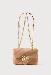 Τσαντάκι ώμου από ταμπά σουέντ με κεντητό σχέδιο, λουρί από χρυσή αλυσίδα και χαρακτηριστική χρυσή λεπτομέρεια στην μπροστινή πλευρά.