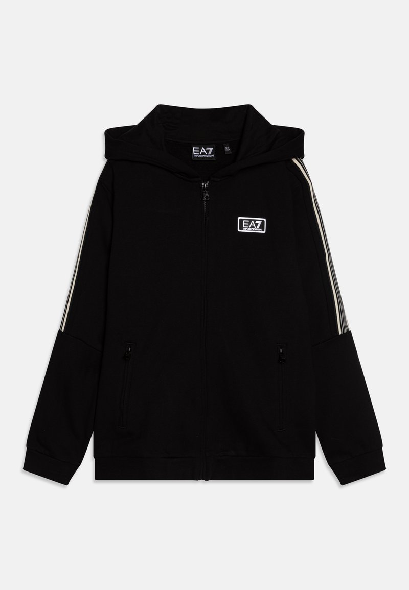 Felpa nera con zip, dotata di logo frontale, due tasche laterali e dettagli a strisce bianche lungo le maniche. Tessuto morbido e lunghezza media.