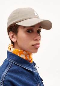 ARMEDANGELS YAANIS BOLD - Pet - sand stone