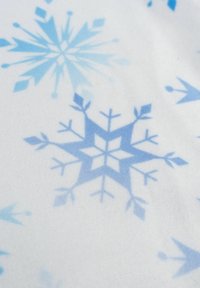 Tessuto blu e bianco con vari disegni di fiocchi di neve in tonalità di blu chiare e scure, con una texture morbida e liscia.