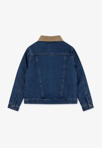 Τζάκετ από τζιν με καφέ κολάρο από καπαρντίνα, σκούρο μπλε χρώμα, μακριά μανίκια και κλασικές ραφές στο πίσω μέρος.