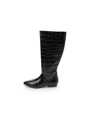 Botas negras hasta la rodilla hechas de material sintético brillante, con textura de cocodrilo, punta afilada y tacón bajo.