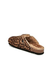 Zoccoli con stampa leopardata, interni in morbido pelo, un bottone nero come accentuazione e una suola in sughero texturizzato per presa e comfort.