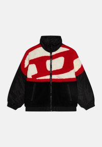 Giacca in pile con un motivo astratto rosso e crema nella parte superiore anteriore, sezione inferiore nera e maniche nere lisce. Chiusura frontale con zip e tasche.