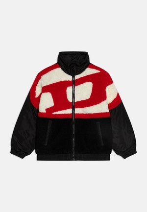 Giacca in pile con un motivo astratto rosso e crema nella parte superiore anteriore, sezione inferiore nera e maniche nere lisce. Chiusura frontale con zip e tasche.