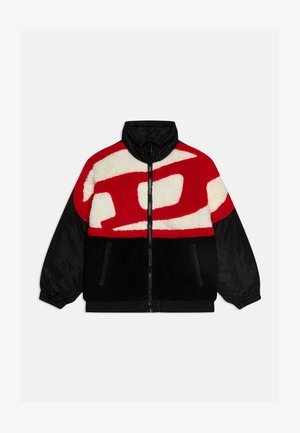 Giacca in pile con un motivo astratto rosso e crema nella parte superiore anteriore, sezione inferiore nera e maniche nere lisce. Chiusura frontale con zip e tasche.