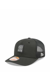 Schwarze Kappe mit strukturiertem Sitz, ausgestattet mit einem belüfteten Netzrücken, quadratischem Logo-Patch mit "NEW YORK JETS" und verstellbarem Snapback-Verschluss.