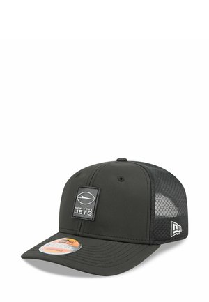 Schwarze Kappe mit strukturiertem Sitz, ausgestattet mit einem belüfteten Netzrücken, quadratischem Logo-Patch mit "NEW YORK JETS" und verstellbarem Snapback-Verschluss.