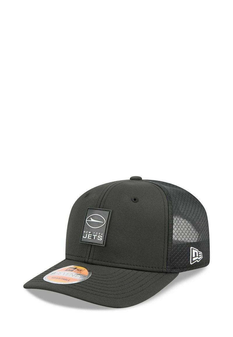 Schwarze Kappe mit strukturiertem Sitz, ausgestattet mit einem belüfteten Netzrücken, quadratischem Logo-Patch mit "NEW YORK JETS" und verstellbarem Snapback-Verschluss.
