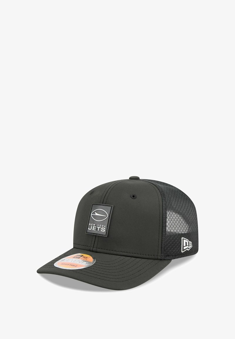 Schwarze Kappe mit strukturiertem Sitz, ausgestattet mit einem belüfteten Netzrücken, quadratischem Logo-Patch mit "NEW YORK JETS" und verstellbarem Snapback-Verschluss.