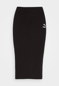 Černá tužková sukně vyrobená z elastické tkaniny, hladká textura, délka ke kolenům, s malým bílým logem Puma na boku.