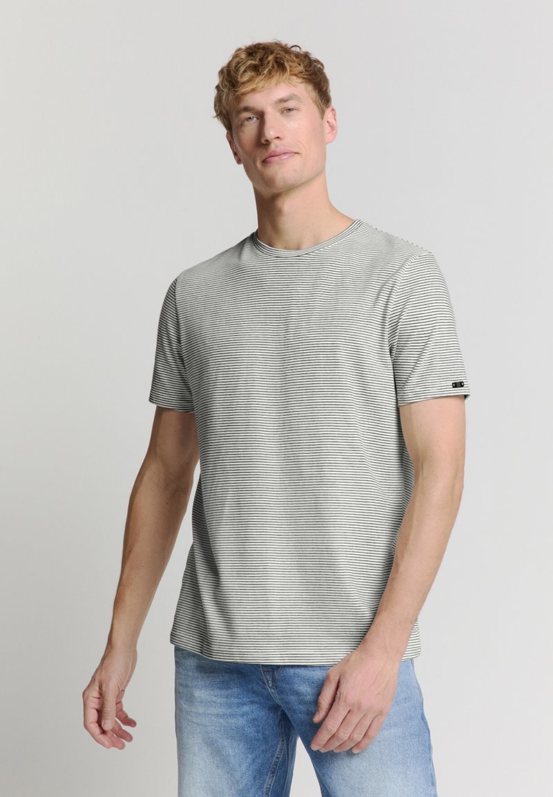 Grijs en wit gestreepte t-shirt met een ronde hals, korte mouwen en een kleine logo-accent op de linkermouw. Zachte, gladde stofstructuur.