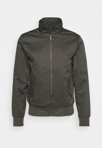 Giacca bomber con zip in tessuto verde scuro, dotata di colletto alto, tasche laterali, polsini a coste e una superficie liscia.