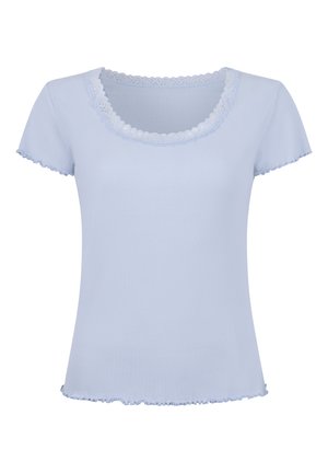 Lichtblauw geribd topje met korte mouwen, met gekartelde randen aan de mouwen, zoom en een ronde halslijn met kanten afwerking.