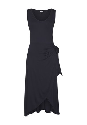 Crna haljina bez rukava s izrezom u obliku scoop, nabrana sa strane s detaljem čvora i asimetričnom donjom rubom. Izrađena od glatkog, rastezljivog materijala.