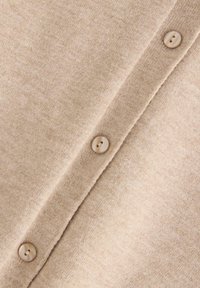 Beige pletený cardigan s jemnou strukturou a šesti knoflíky vpředu. Jednoduchý design s klasickým kulatým výstřihem a jemnou tkaninou.