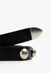 Cinturón de cuero negro con una punta metálica plateada afilada, que presenta dos tachuelas redondas plateadas y un pequeño diseño de calavera grabado.