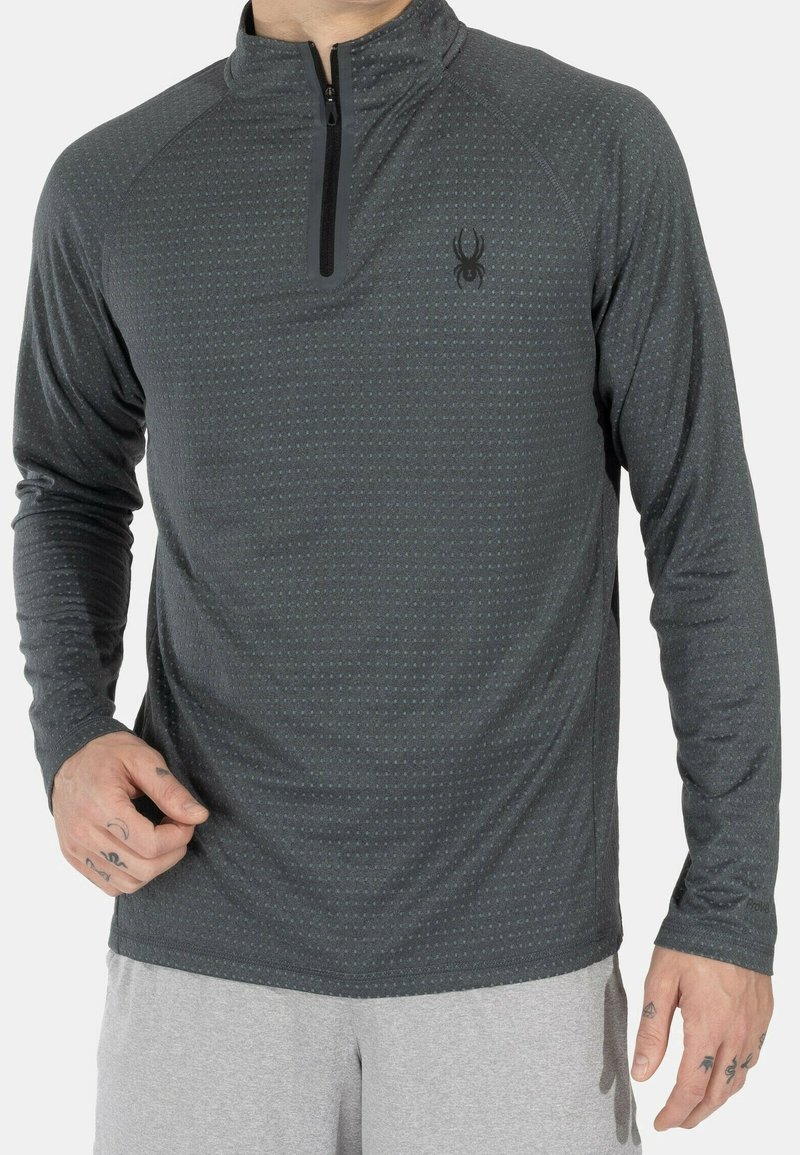 Dunkelgrauer Pullover mit einem Viertel-Reißverschluss-Design, das ein dezentes Punktmuster und ein schwarzes Spinnenlogo auf der Brust aufweist. Mit langen Ärmeln und weichem Griff.