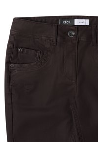 Tmavě hnědé kalhoty s hladkou texturou, designem s pěti kapsami a kovovými doplňky. Štítek na pase má nápis "Cecil Pants."