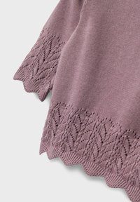 Maglione lavorato a maglia lavanda con orlo scallop e dettagli in pizzo a motivo fogliare, caratterizzato da una texture liscia.