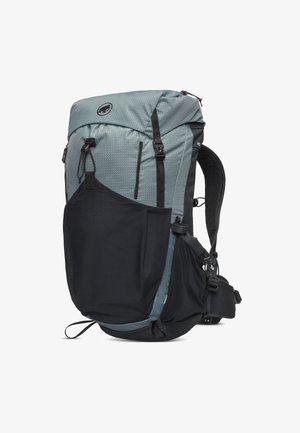 Plecak w jasnoszarym i czarnym wzorze, wykonany z teksturowanej tkaniny, z regulowanymi paskami i dużą siatkową kieszenią boczną do przechowywania.