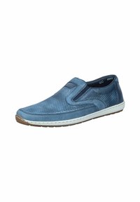 Zapatos azul claro tipo slip-on, hechos de cuero texturizado, con perforaciones, paneles elásticos laterales en contraste y una suela de goma blanca.