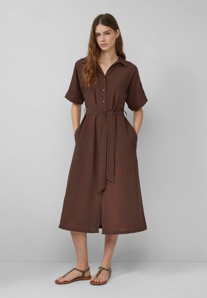 Braunes Midikleid aus leichtem Stoff, mit durchgehender Knopfleiste, kurzen Ärmeln, tailliertem Gürtel und Seitentaschen.