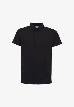 Czarna koszulka polo z krótkim rękawem, kołnierzykiem i plisą na trzy guziki, prezentowana na białym tle.