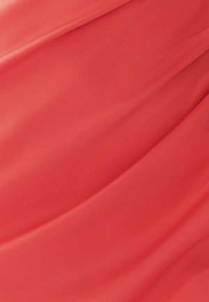 Rdeča tkanina z gladko, mat teksturo, ki prikazuje elegantne draperije in nežne gube. Brez vzorcev ali opaznih podrobnosti.