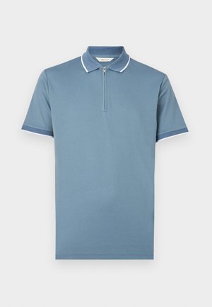 Polo bleu à manches courtes avec bordure blanche et fermeture zippée à l'avant, doté d'un col texturé et de manches avec poignets.
