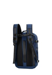 Donkerblauwe rugzak met gevoerde mesh schouderbanden, ritszakken en verstelbare clips. Heeft een rechthoekig ontwerp en duurzame stof.