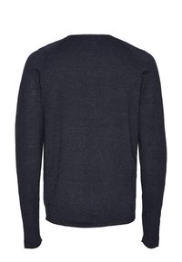 Granatowy sweter z okrągłym dekoltem i długimi rękawami, wykonany z miękkiej, teksturowanej tkaniny. Prostota w designie, bez widocznych wzorów i dodatków.