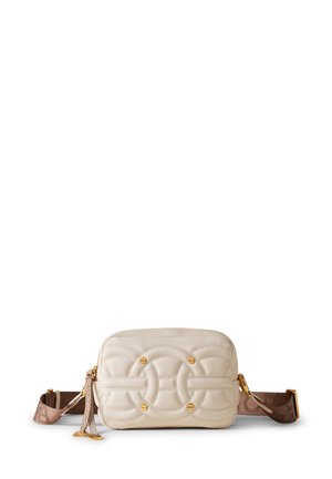Borsa a tracolla in pelle crema con design trapuntato, hardware dorato e una tracolla marrone a fantasia con dettagli in frange.