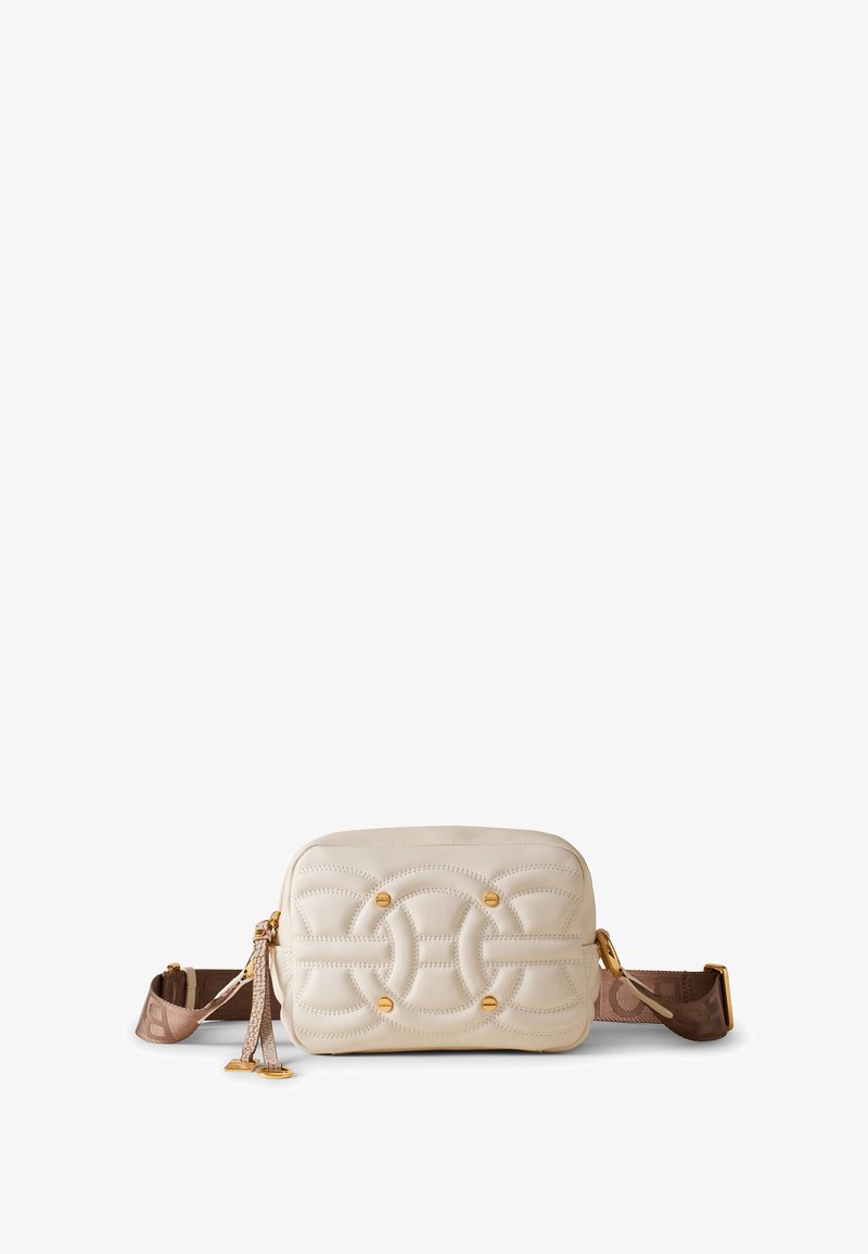 Sac à bandoulière en cuir crème avec un design matelassé, quincaillerie dorée et une sangle brun à motif avec des accents de franges.