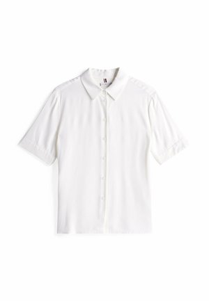 Chemise blanche à manches courtes avec un col classique, texture lisse et subtil éclat. Pas de motifs ou d'accents visibles.