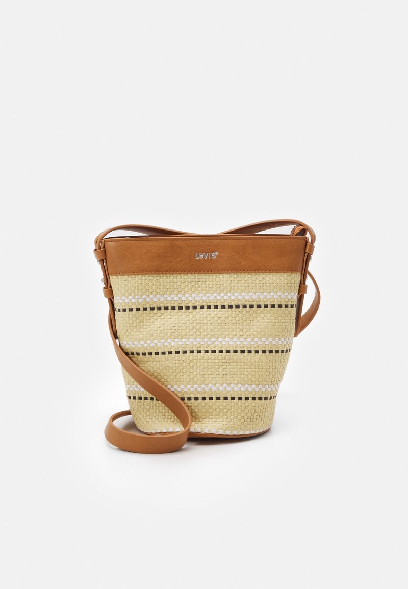 Beige gewebte Strohkübel-Tasche mit braunen Kunstlederakzenten und einem Schulterriemen, versehen mit weiß-braun gestreiften Mustern.