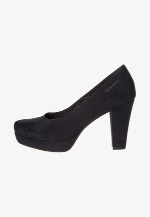 Zapato de tacón alto de ante negro con punta redonda, plataforma en la parte frontal y tacón más grueso; presenta un sutil logo en el lateral.