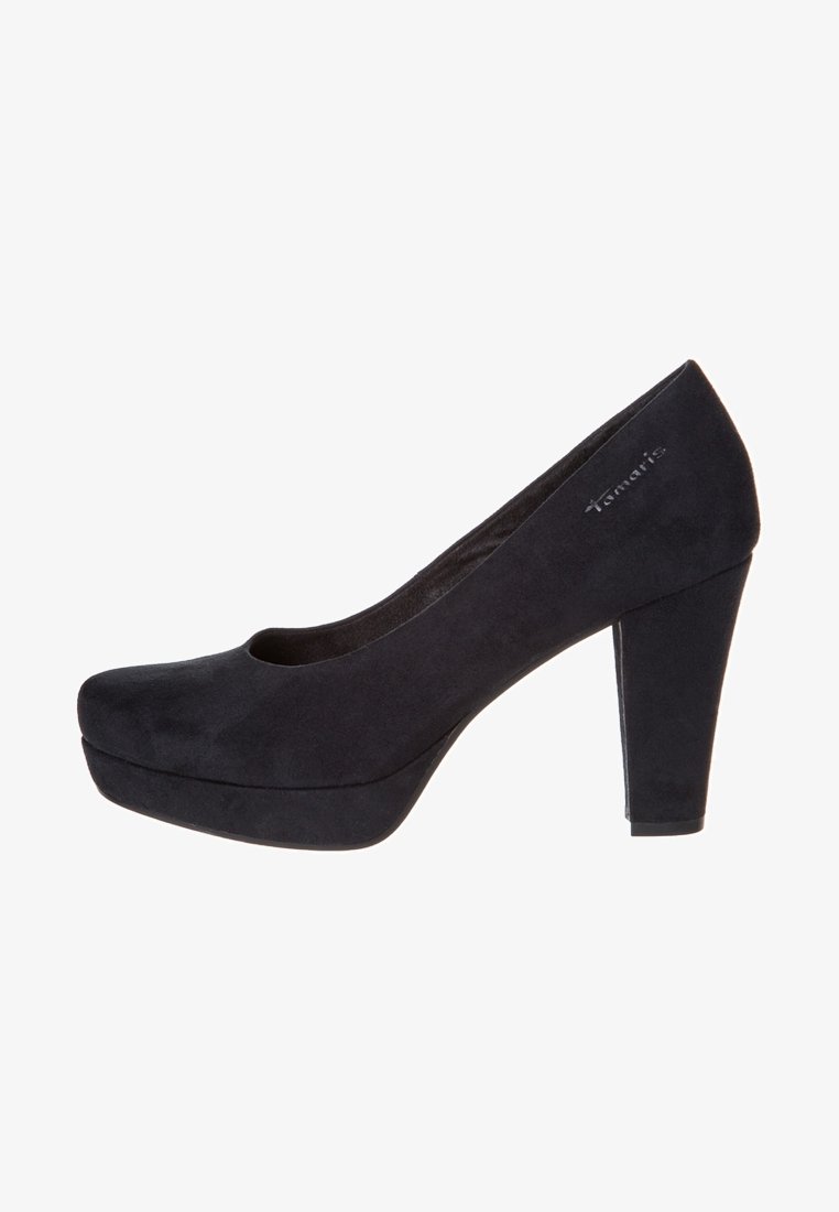 Svart mocka högklackad sko med rund tå, plattform fram och tjockare häl; har subtil branding på sidan.