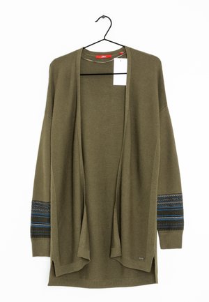 Åben, olivengrøn cardigan med ribbet struktur, blå og sorte mønstrede manchetter, hængende på en sort bøjle med en hvid prismærkat.