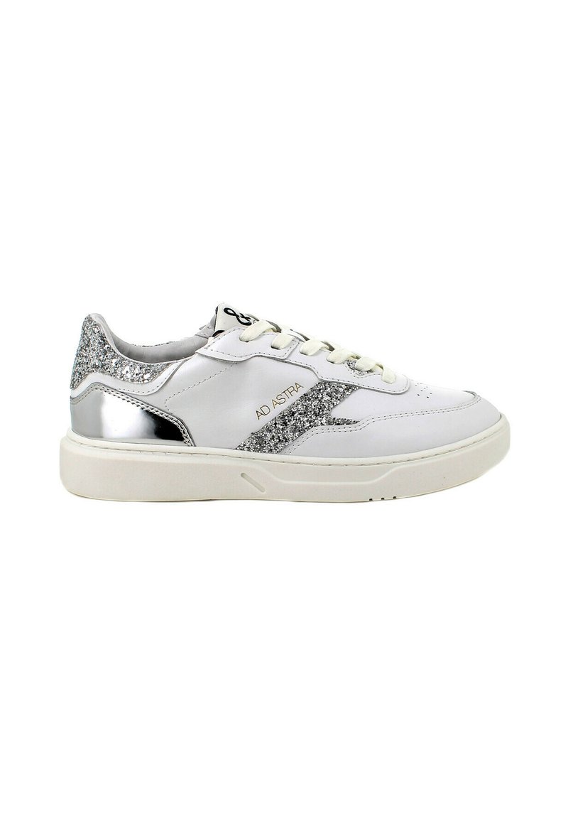 Witte sneakers met zilveren glitteraccenten en metallic hieldetail, met een vetersluiting en een gemodelleerde rubberen zool.