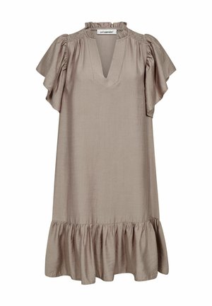 Svetlohnedé šaty vyrobené z mäkkej tkaniny, s výstrihom do V, volánovými rukávmi a spodným lemom s tiered volánom.