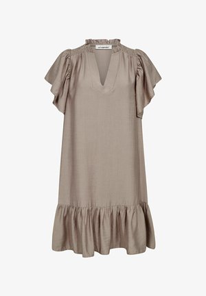 Jasnobrązowa sukienka z miękkiego materiału, z dekoltem w serek, falbaniastymi rękawami i warstwowym dołem wykończonym falbanką.