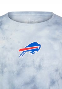 Ljusblått tie-dye t-shirt med en iögonfallande blå och röd Buffalo Bills-logotyp på bröstet. Materialet verkar mjukt med en slät textur.