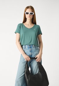 Hollister Co. Easy Icon V-Neck T-Shirt - Jednoduché tričko - silver pine